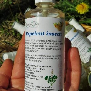Repelent cu apă de lavandă și uleiuri esențiale